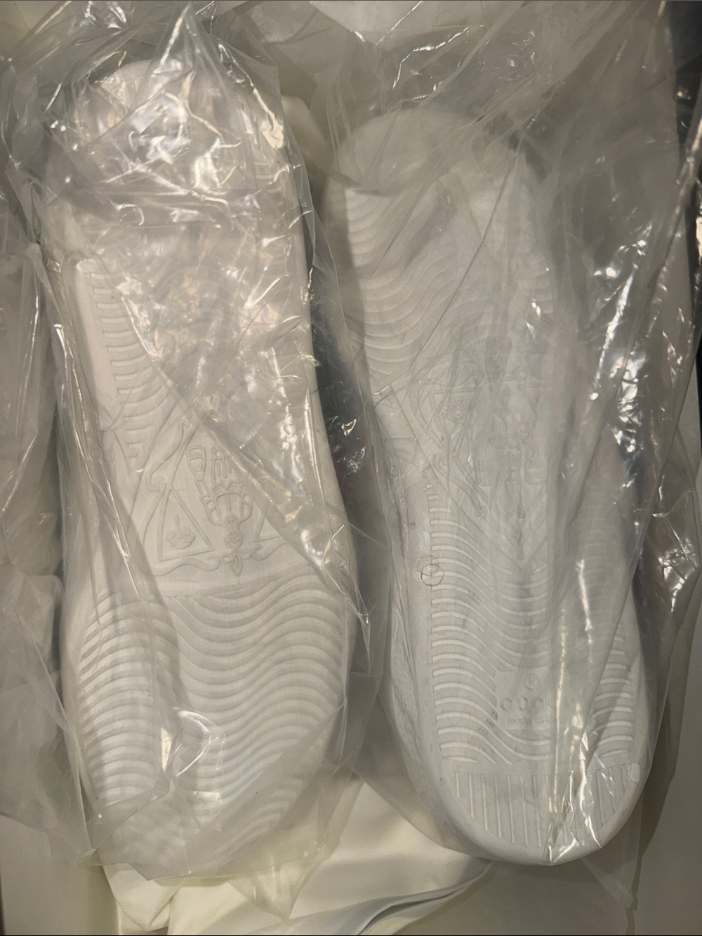 These are Gucci Ace Interlocking GG Logo sneakers - Picture 4 of 5